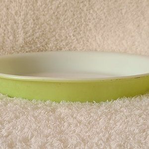 Vintage Pyrex 9" pie plate - Lime Green (EUC)